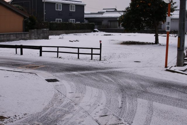 店舗前、雪景色