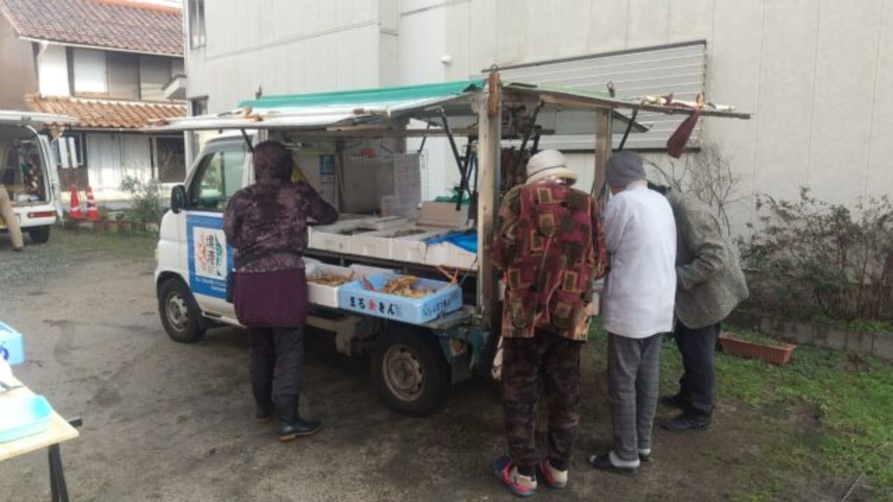 地域の交流の場としての 鮮魚移動販売 - かやの鮮魚店